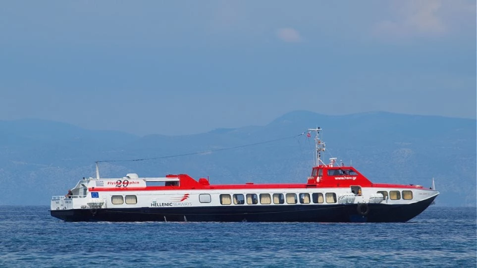 Ταλαιπωρία για 125 επιβάτες: Το Flying Dolphin 29 επιστρέφει στον Πειραιά με πρόβλημα στην προπέλα
